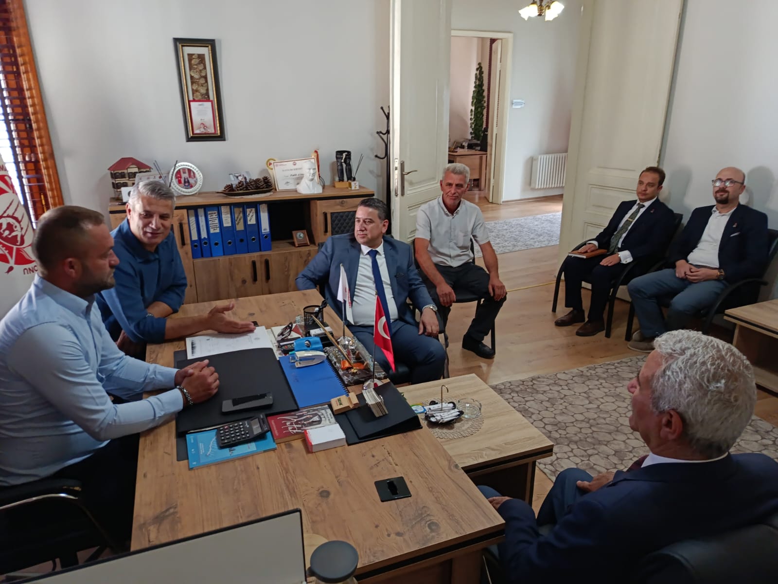 Zafer Partisi heyetiyle Edirne'de temaslarda bulunan Genel Başkan Yardımcısı Nihat Babaözü, kentin tarımsal stratejik önemine dikkat çekerek hem iktidarın hem de mevcut muhalefetin halkın beklentilerine cevap veremediğini ve memleketin bir borç düzenine sürüklendiğini söyledi.
